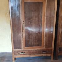 Armadio antico in legno massiccio 