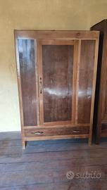 Armadio antico in legno massiccio 