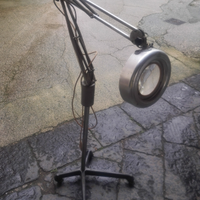 Lampada con lente ingrandimento