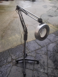 Lampada con lente ingrandimento