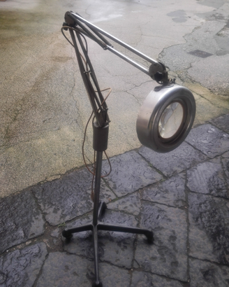 Lampada con lente ingrandimento