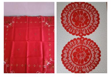 Tre Centrini Natalizi di colore Rosso Acceso 