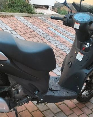 Scooter  Suzuki Sixteen 150