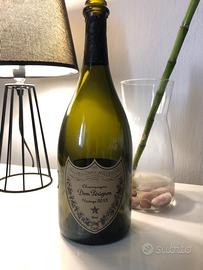 Bottiglia vuota champagne dom perignon vintage