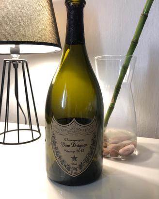 Bottiglia vuota champagne dom perignon vintage