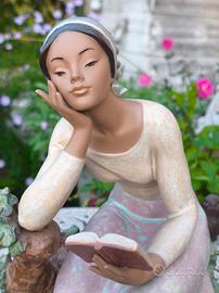 Statuetta Lladró Ragazza che legge