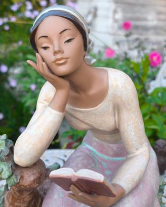 Statuetta Lladró Ragazza che legge