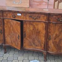 Antica credenza in radica di noce
