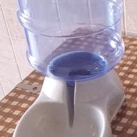 2 Abbeveratoi Amazon Basics per cani/gatti  nuovo