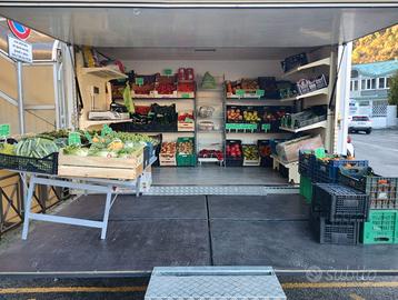 Carrello appendice adibito ad uso commerciale