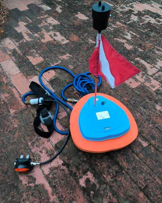 Respiratore galleggiante per attività subacquea