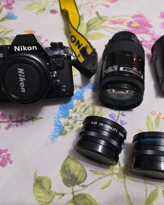 Macchina Nikon F501 AF e obiettivi reflex
