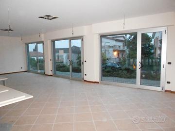 Locale commerciale con garage adiacente
