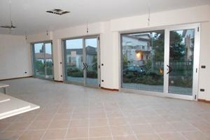 Locale commerciale con garage adiacente