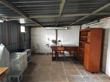 Locale deposito C/2 di 30 mq con giardino