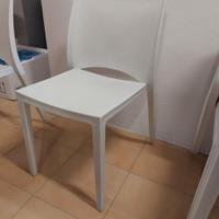 Sedie bianche di plastica