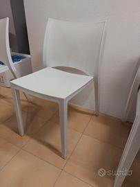 Sedie bianche di plastica
