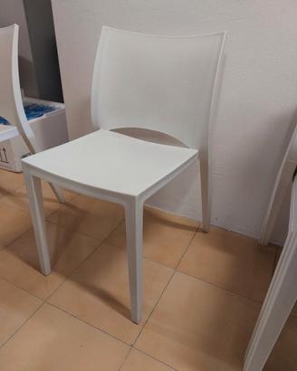 Sedie bianche di plastica