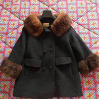 Cappotto nero con ecopelliccia