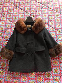 Cappotto nero con ecopelliccia