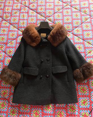 Cappotto nero con ecopelliccia