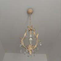 Lampadario in metallo dorato con pendenti