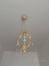 Lampadario in metallo dorato con pendenti