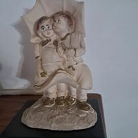 statua ragazzi innamorati