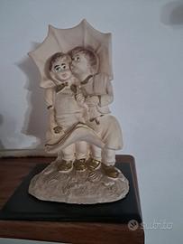 statua ragazzi innamorati