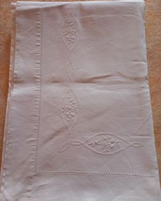 Lenzuolo matrimoniale vintage ricamato a mano