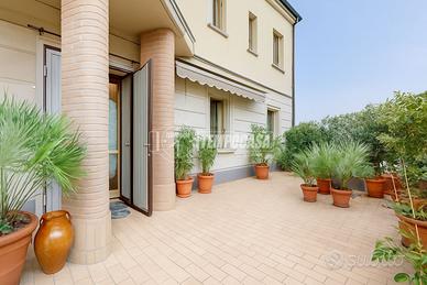 Maisonette con Due Cortili e Garage a Carpi
