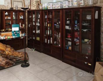 Credenza con vetrina e cassetti