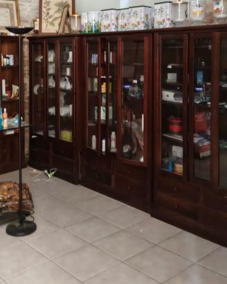 Credenza con vetrina e cassetti