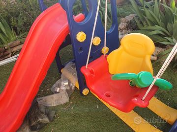 Gioco da esterno scivolo, altalena e canestro