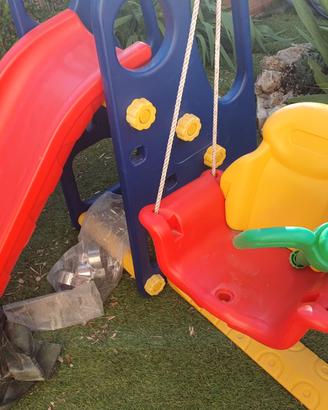 Gioco da esterno scivolo, altalena e canestro