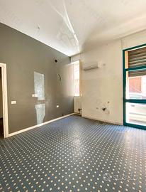 Piazza IV Novembre: Locale commerciale