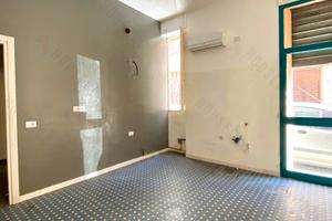 Piazza IV Novembre: Locale commerciale