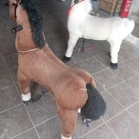 Cavalli giocattolo a ruote 