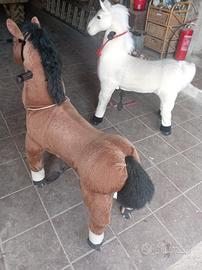 Cavalli giocattolo a ruote 