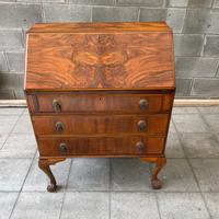 Madia antica con scrivania