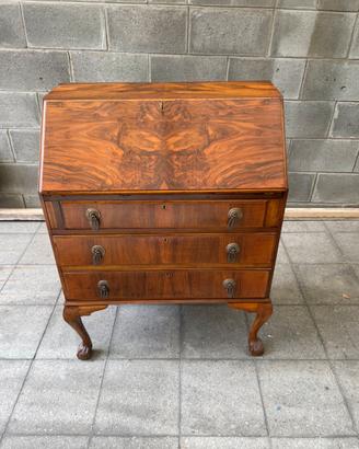 Madia antica con scrivania