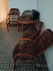 Sedie e tavolo da giardino