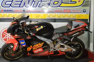 Aprilia RSV 1000 -