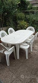 tavolo in resina bianco con sedie da giardino