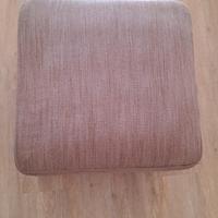 Pouf quadrato in tessuto marrone 