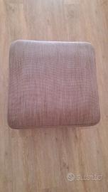 Pouf quadrato in tessuto marrone 