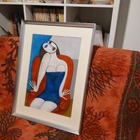 Donna su poltrona rossa