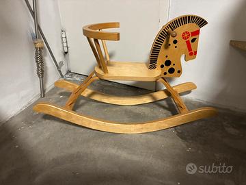 Cavallo a dondolo in legno