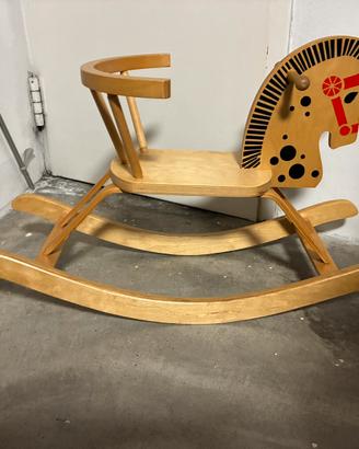 Cavallo a dondolo in legno