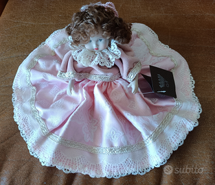 Bambola con abito di velluto rosa porcellana di Ca
